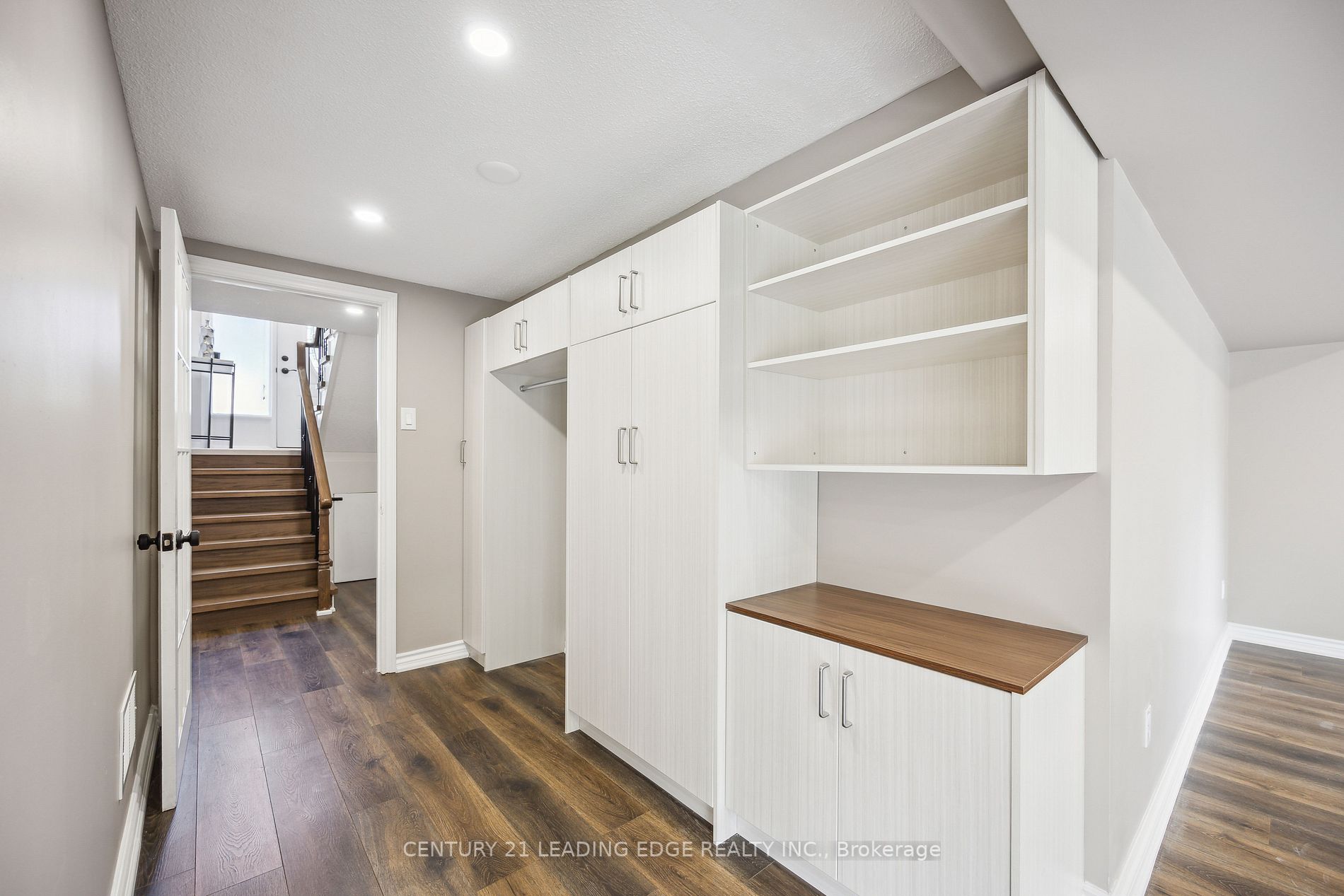 961 Roundelay Drive