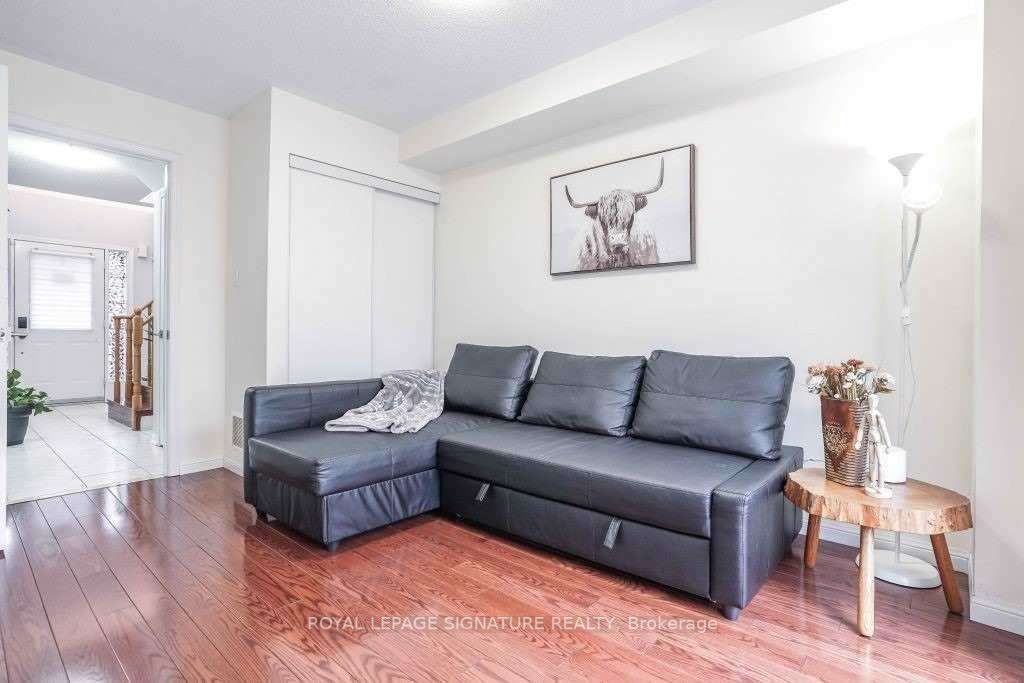 890 Bourne Cres