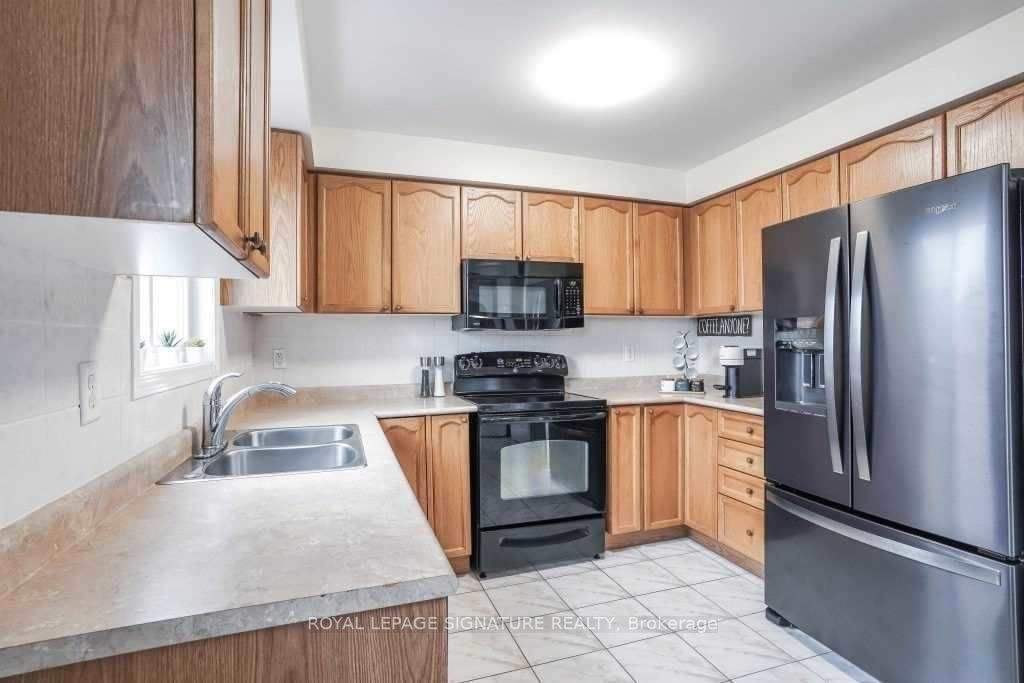 890 Bourne Cres