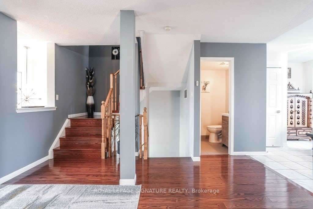 890 Bourne Cres