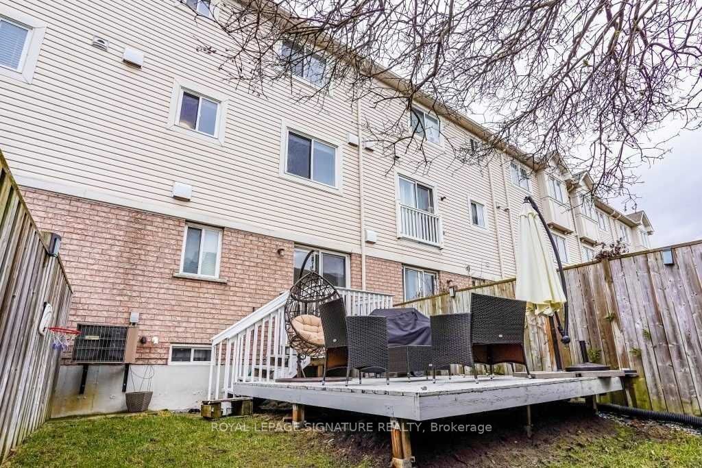 890 Bourne Cres