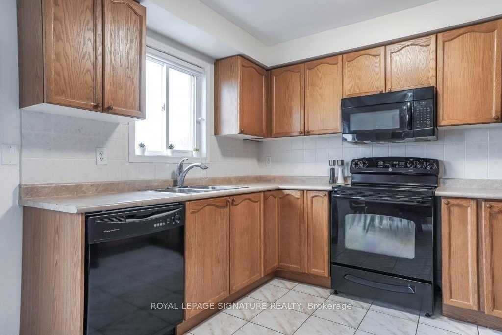 890 Bourne Cres