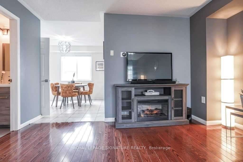 890 Bourne Cres