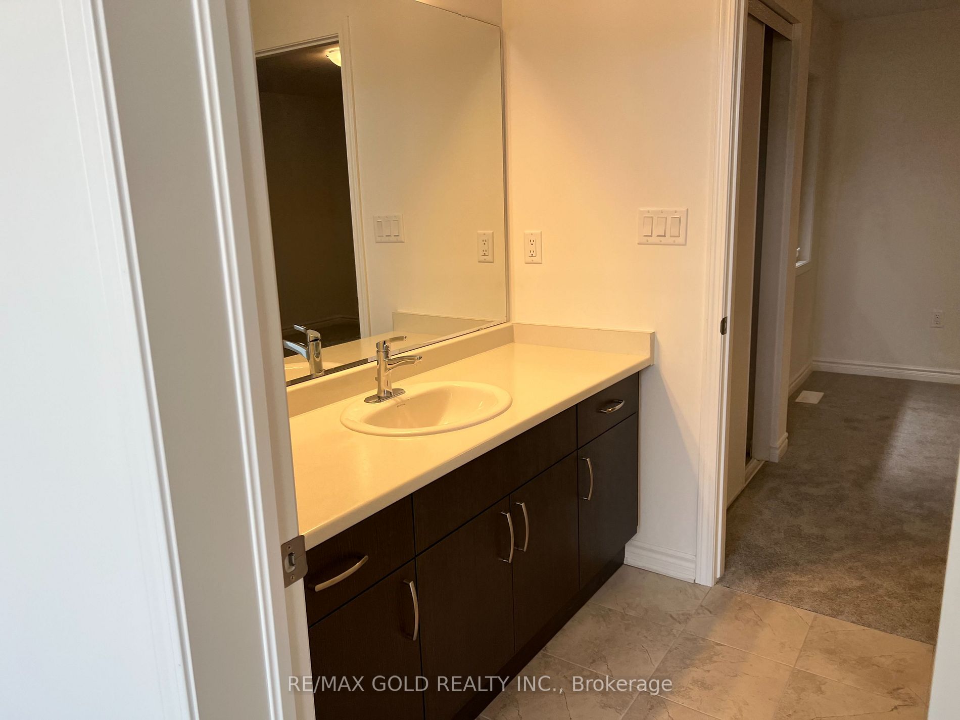 1582 Honey Locust Pl