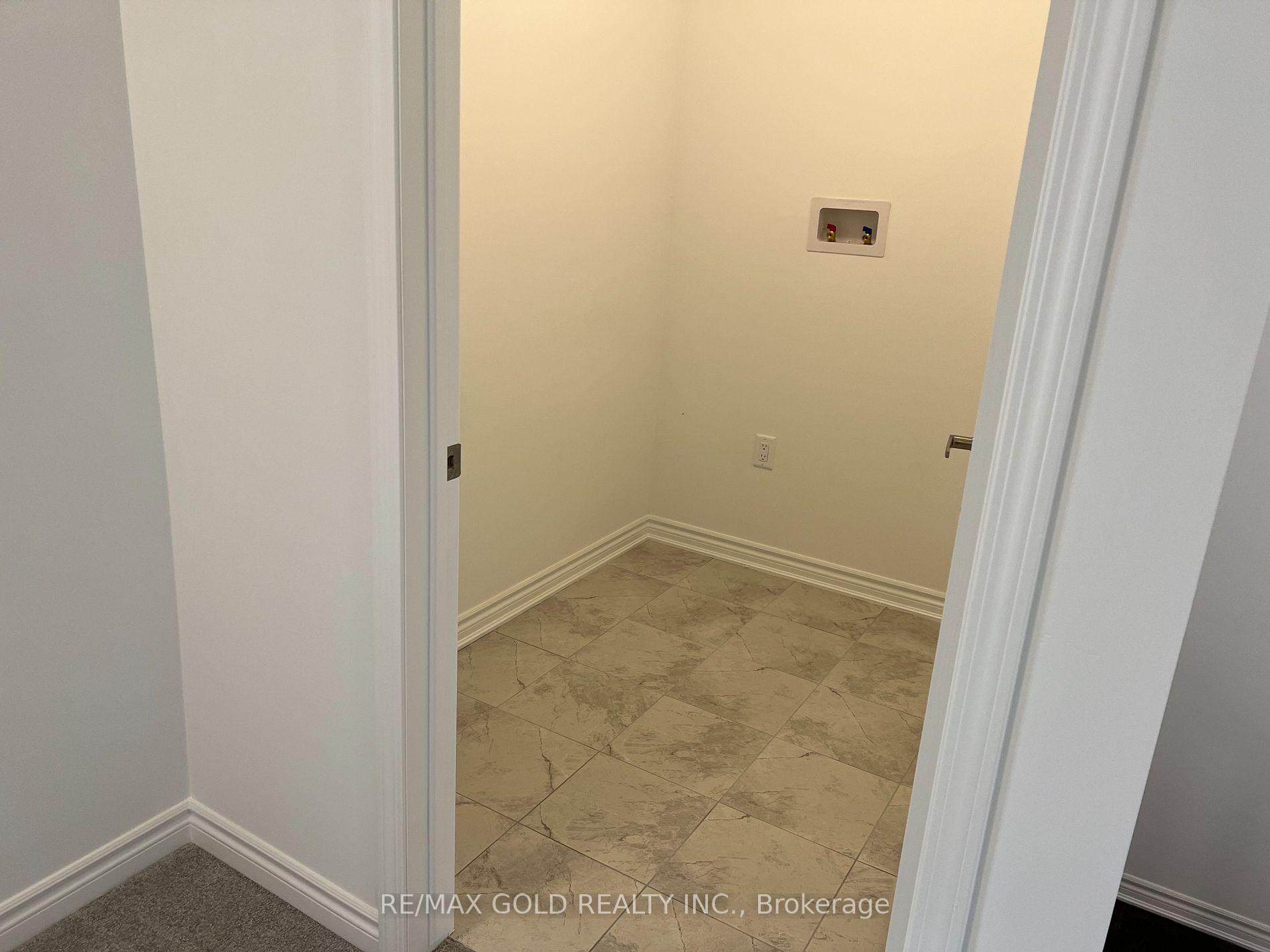 1582 Honey Locust Pl
