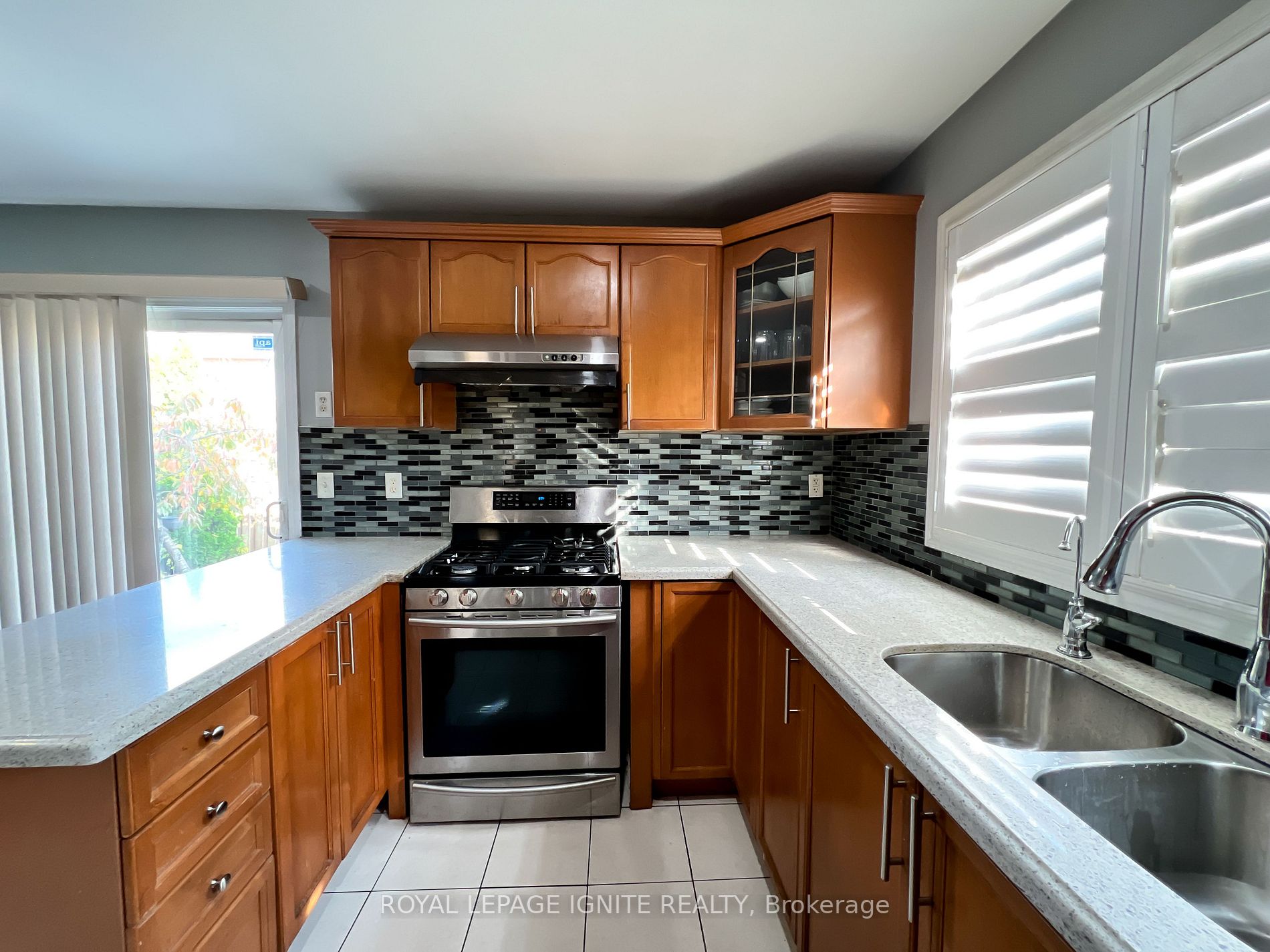 6 Trumpeter St