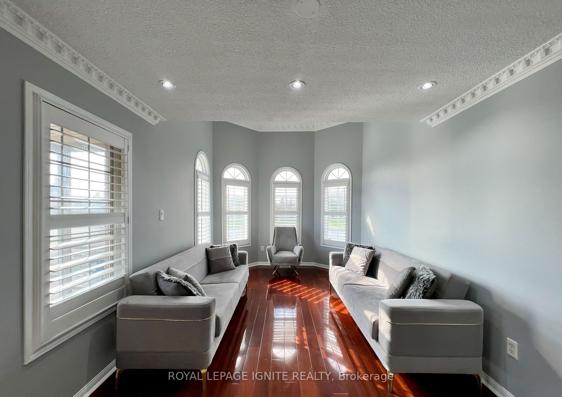 6 Trumpeter St