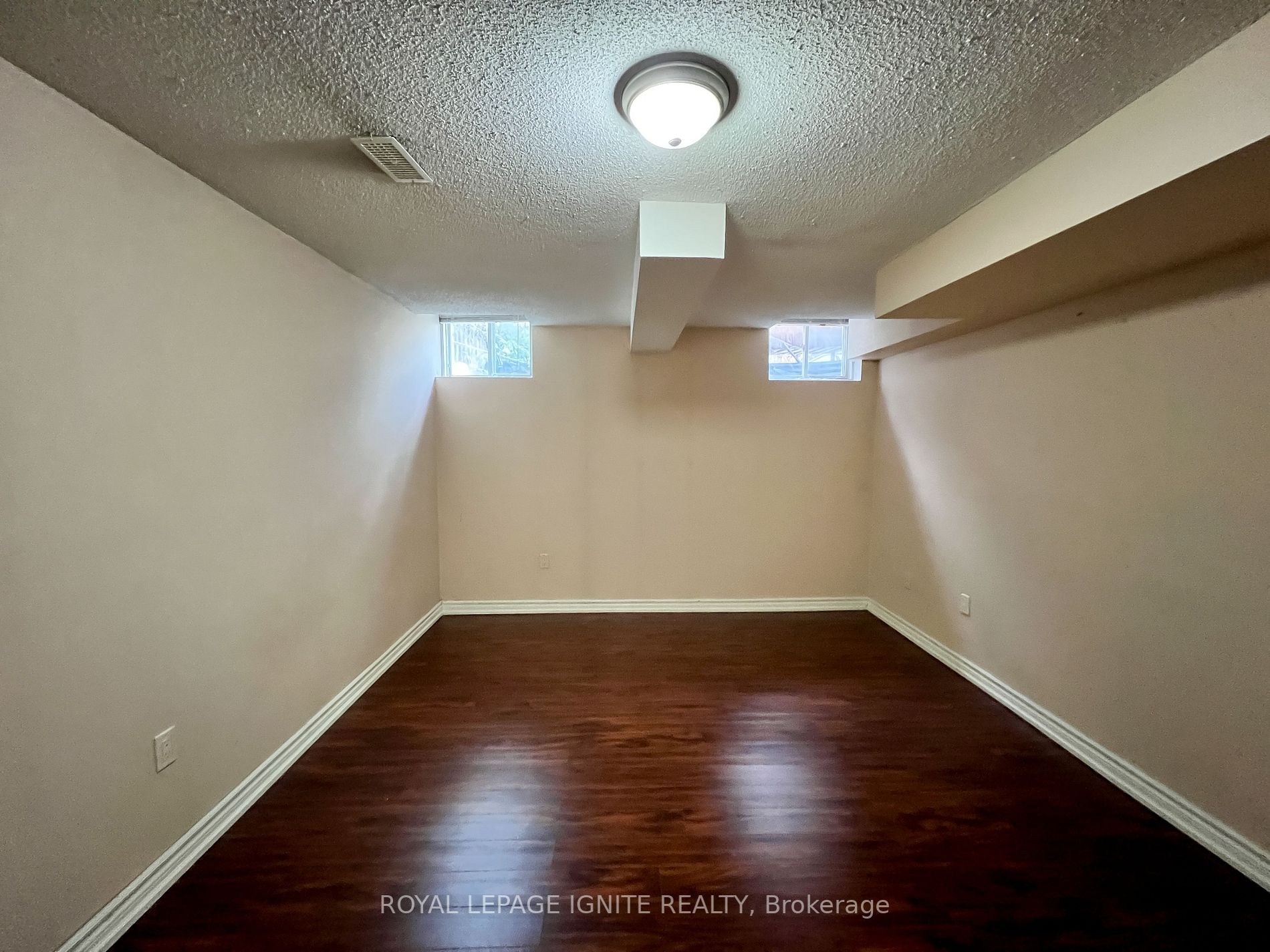 6 Trumpeter St