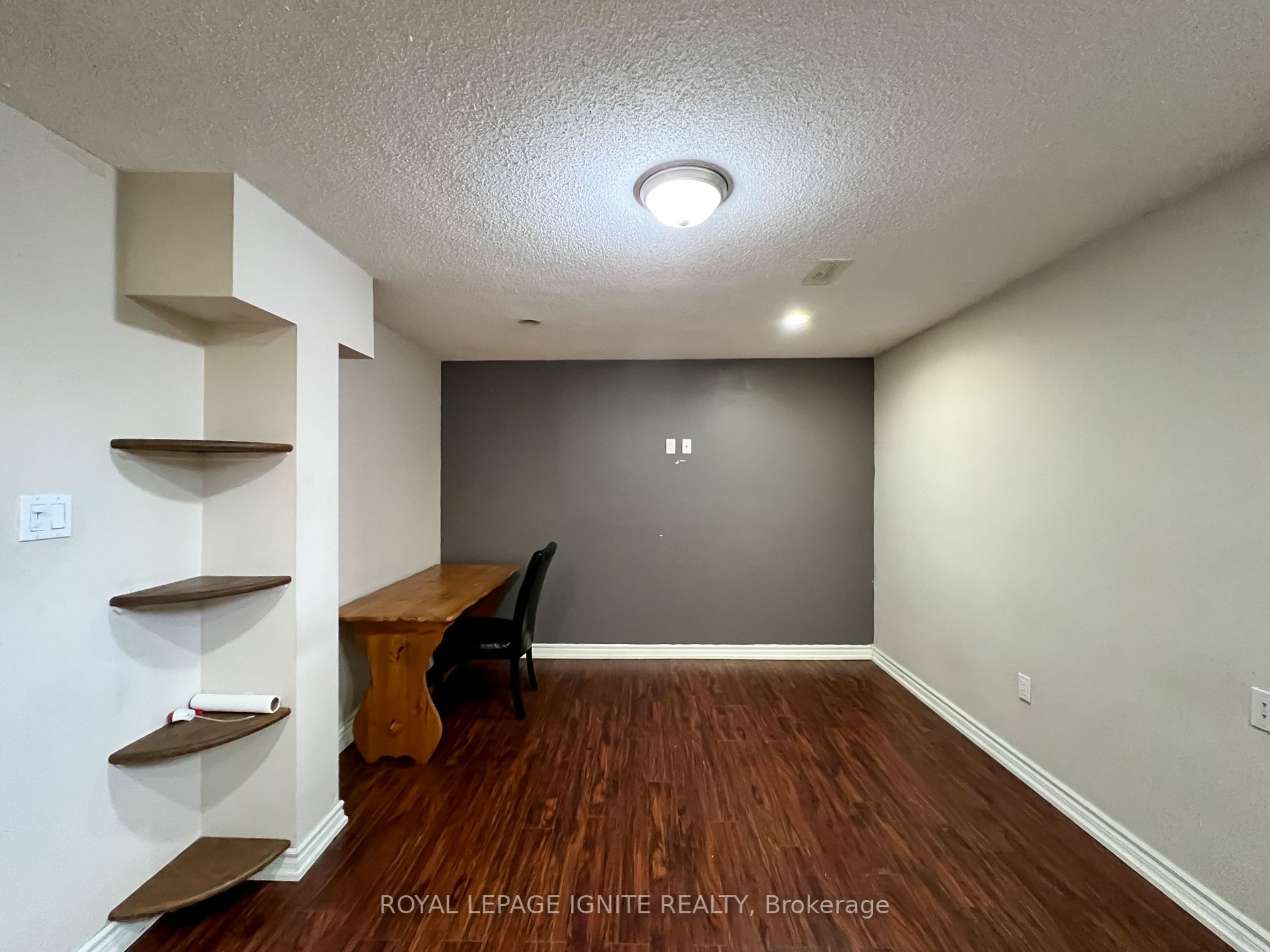 6 Trumpeter St