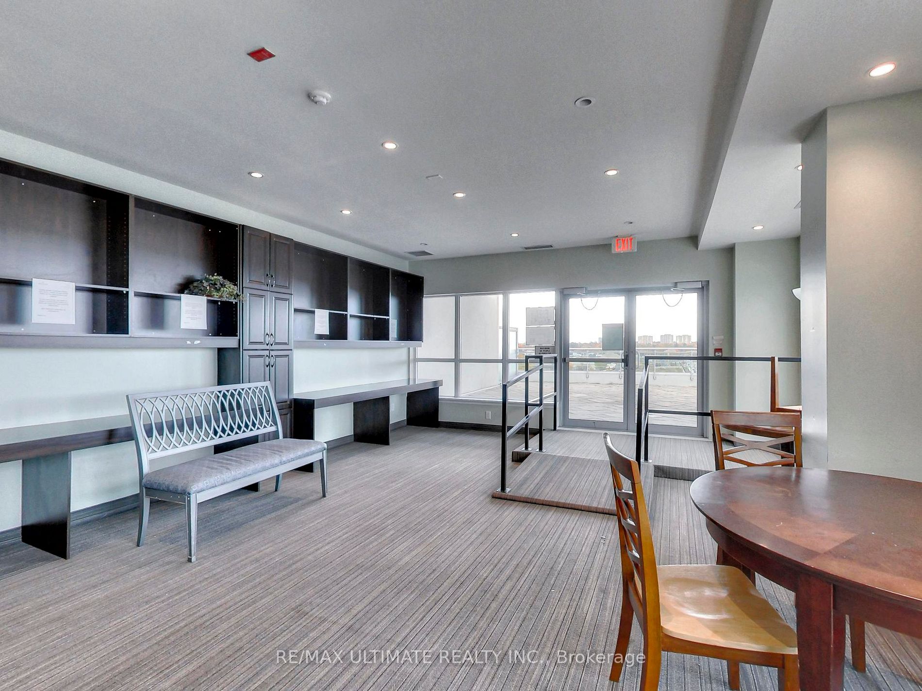 60 Fairfax Cres, #222