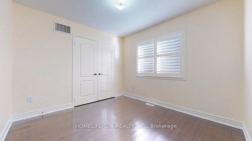 30 Raithby Cres