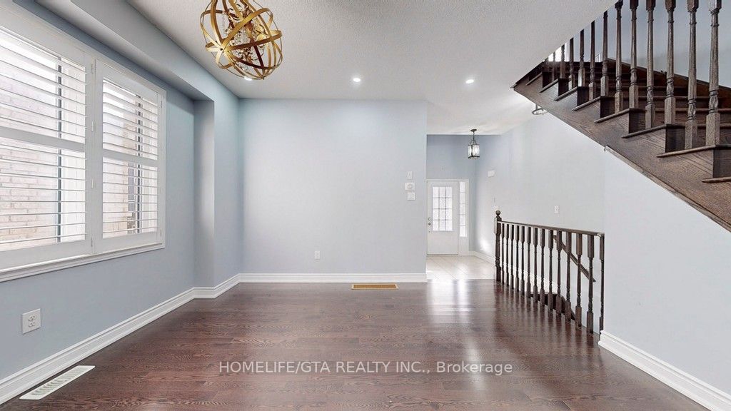 30 Raithby Cres
