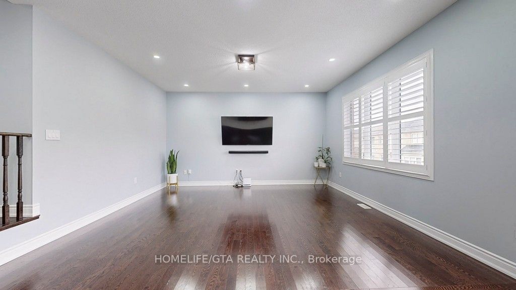 30 Raithby Cres