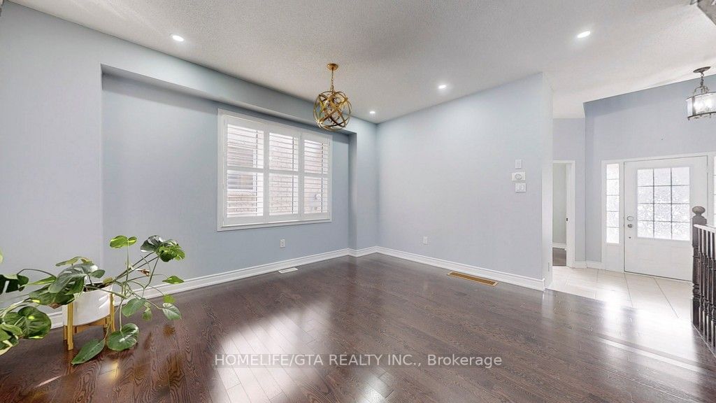 30 Raithby Cres