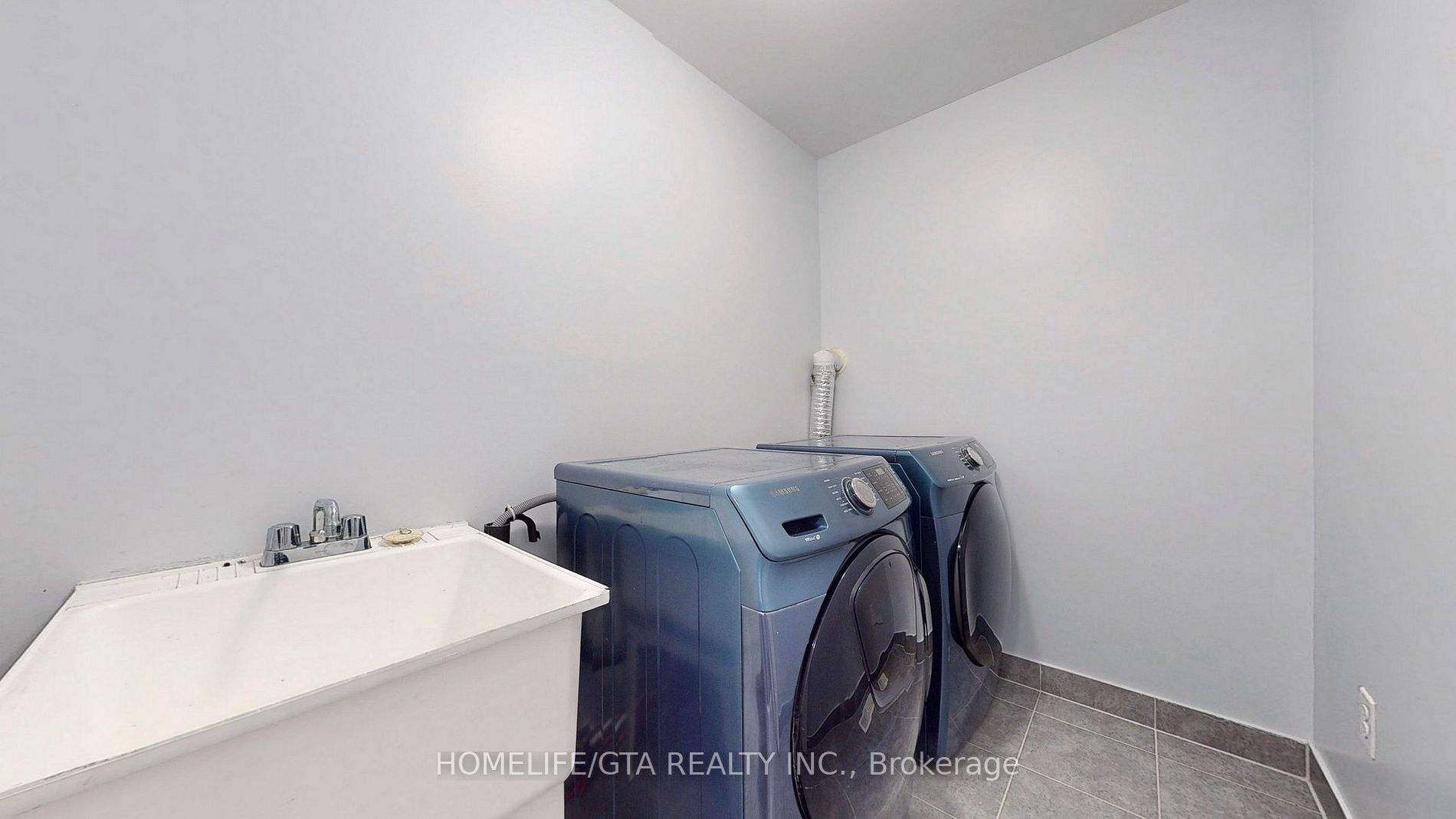 30 Raithby Cres