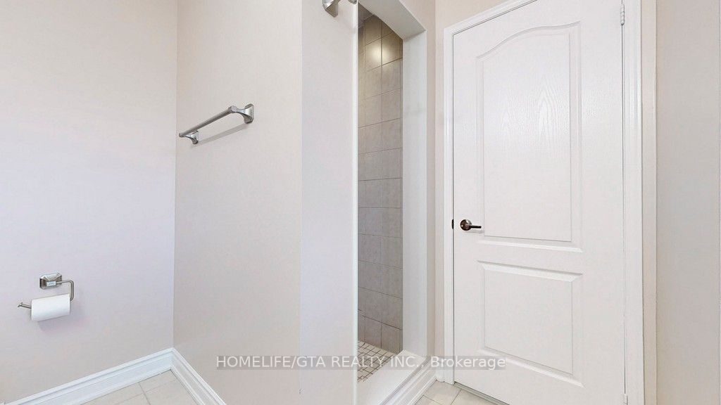 30 Raithby Cres