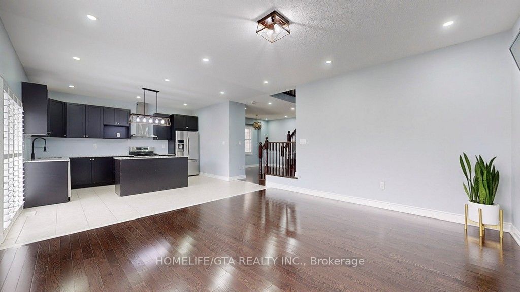 30 Raithby Cres