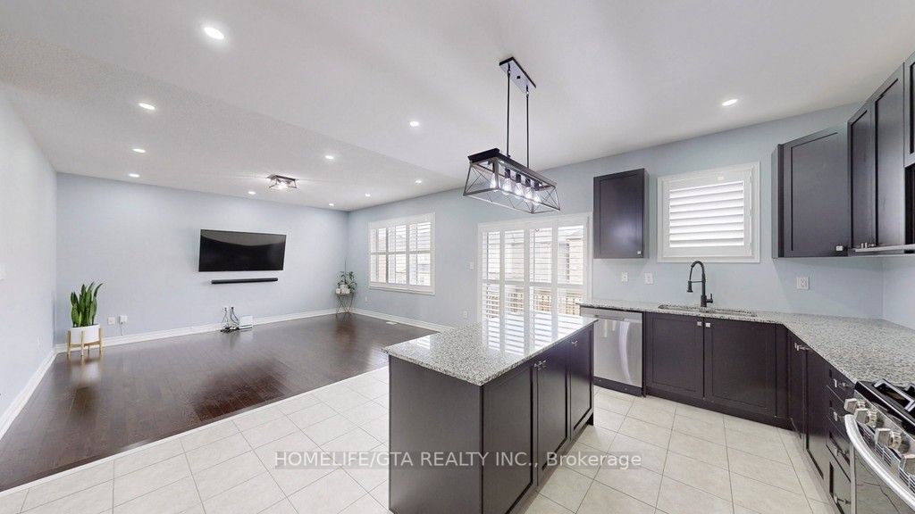 30 Raithby Cres