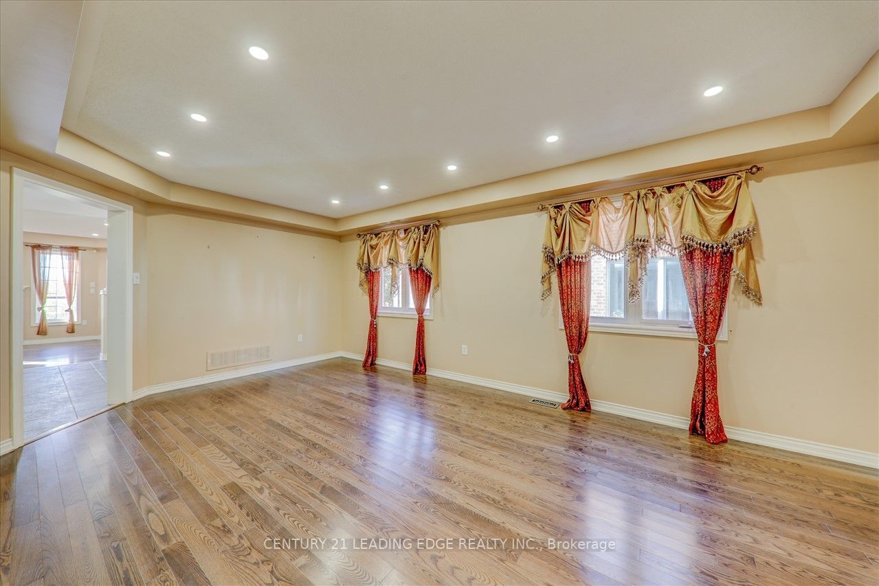 8 Woodcock Ave, #Main