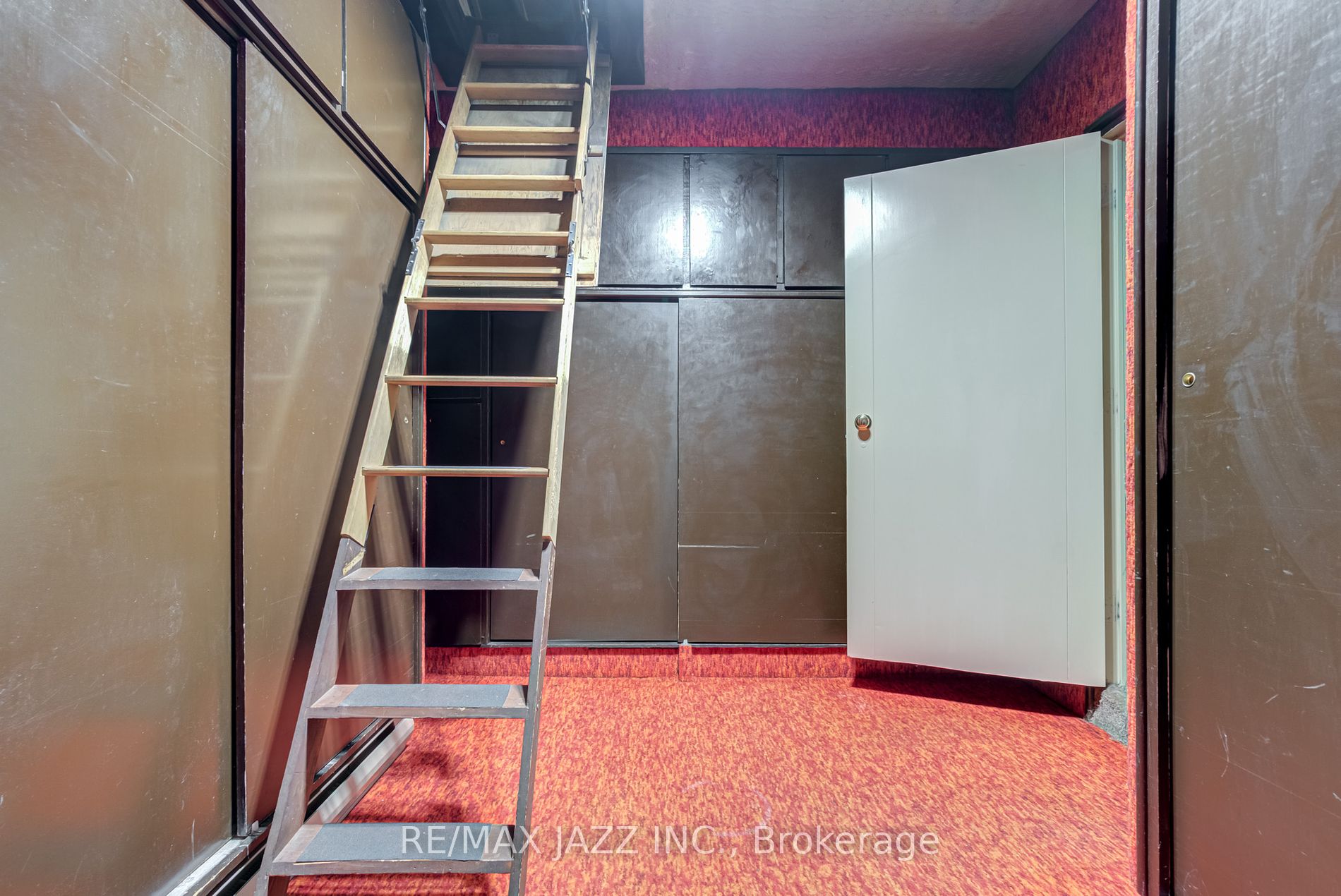 140 Lupin Dr