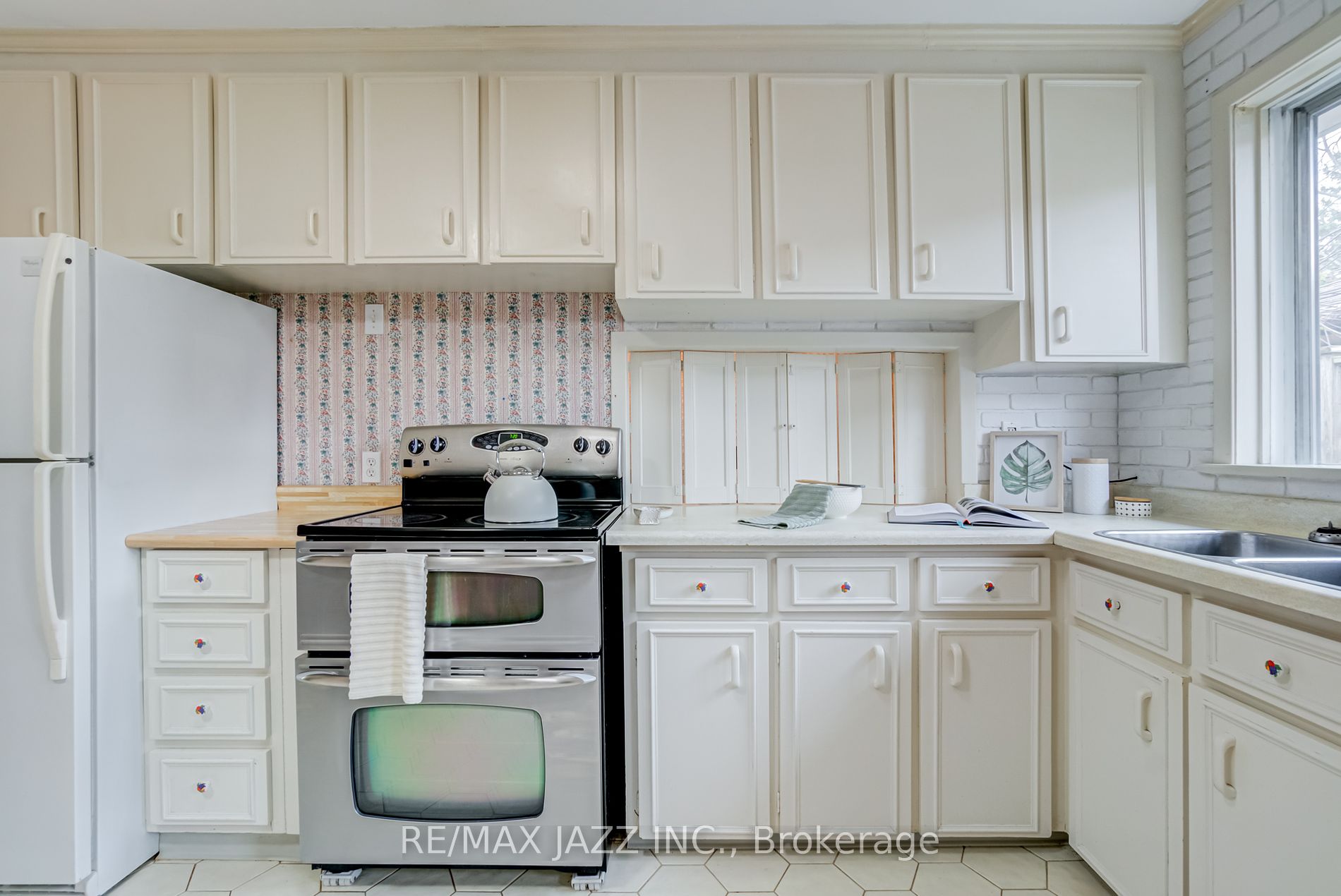 140 Lupin Dr