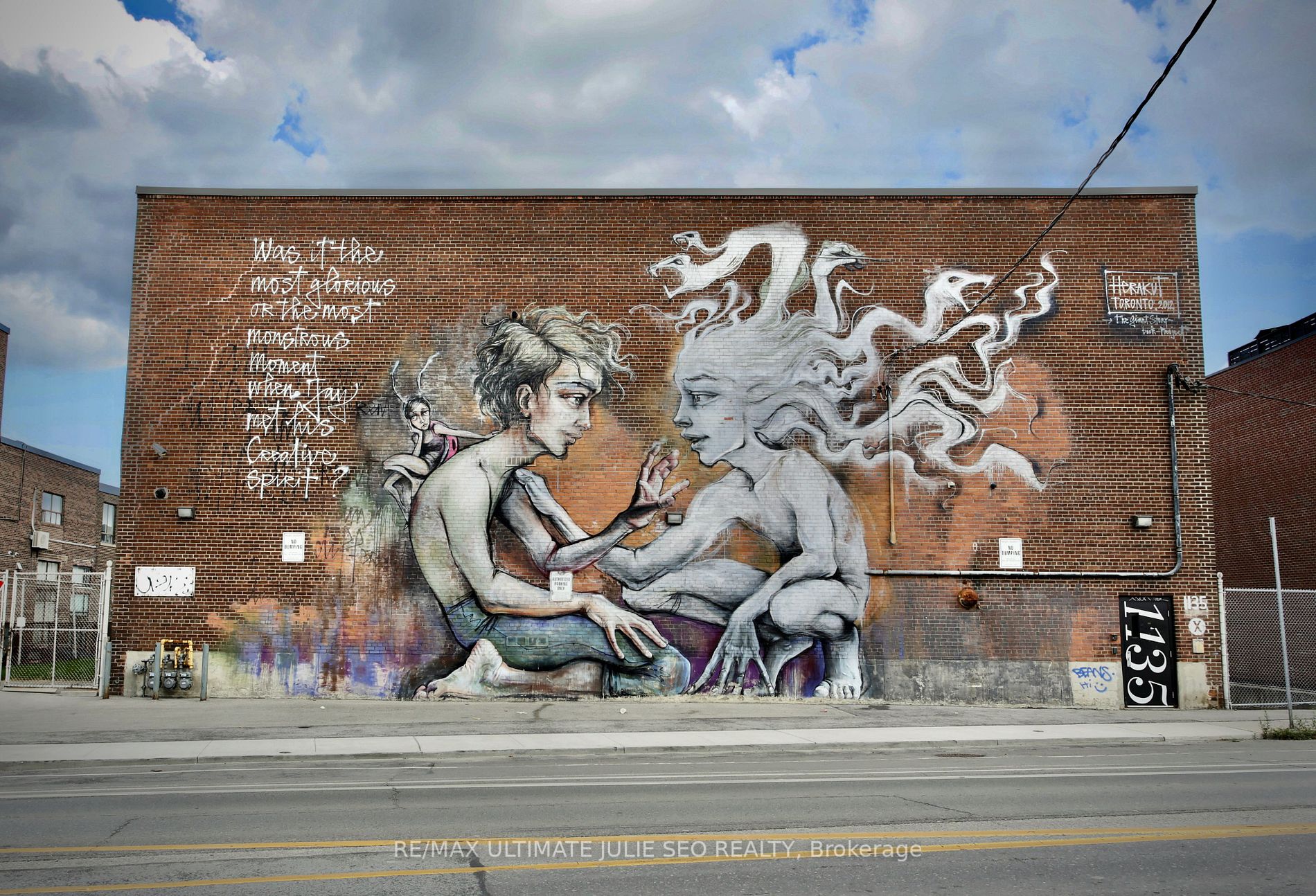 1135 Dundas St E