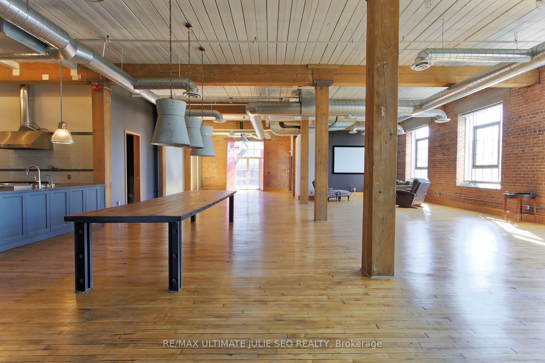1135 Dundas St E