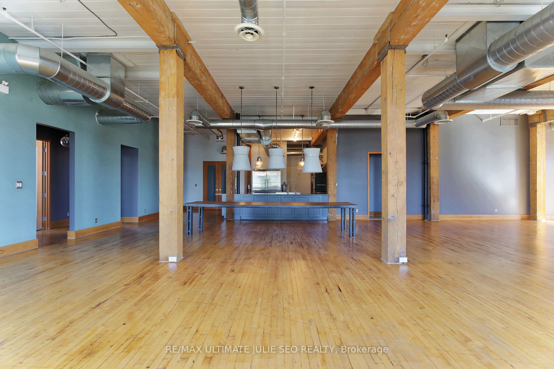 1135 Dundas St E