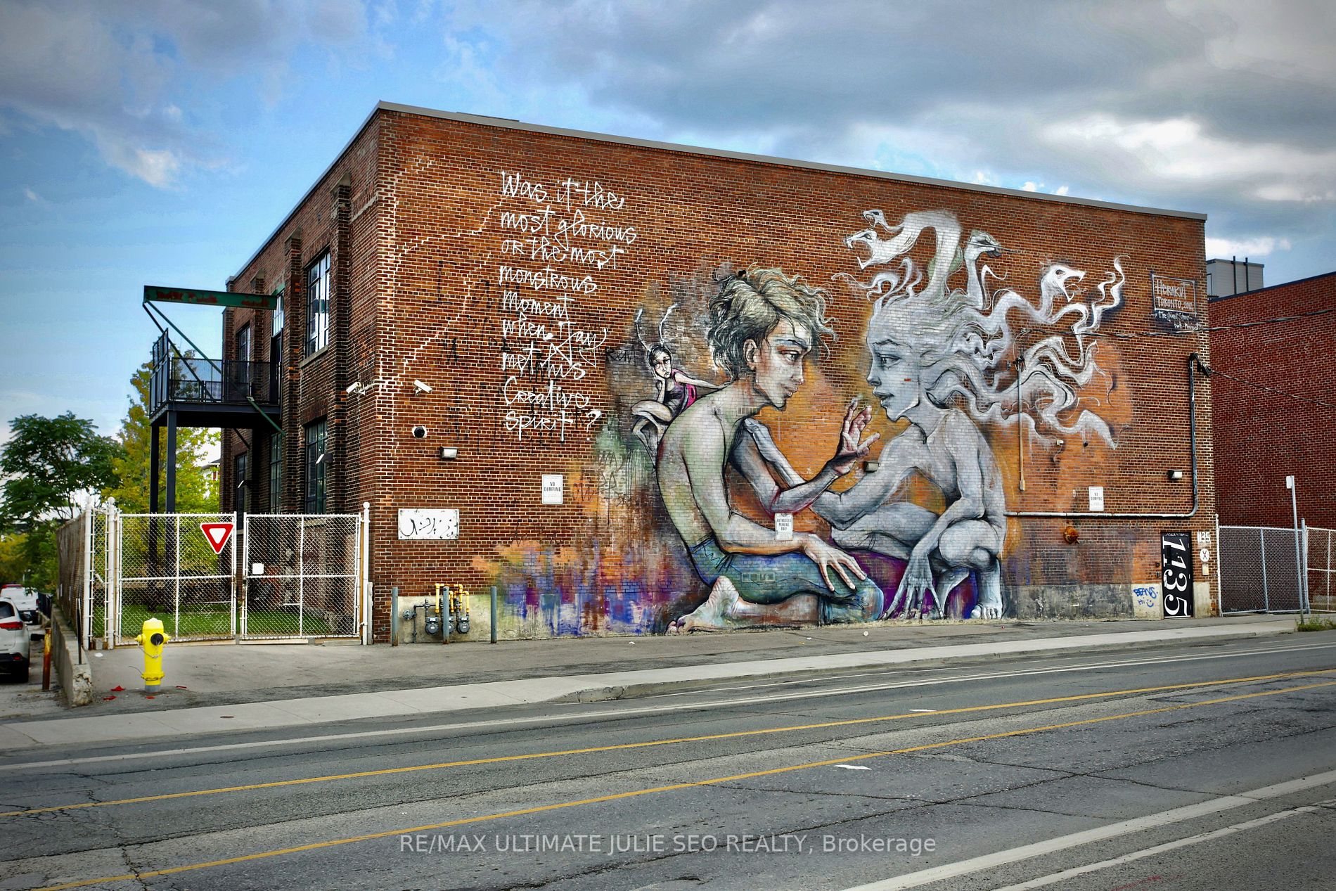 1135 Dundas St E