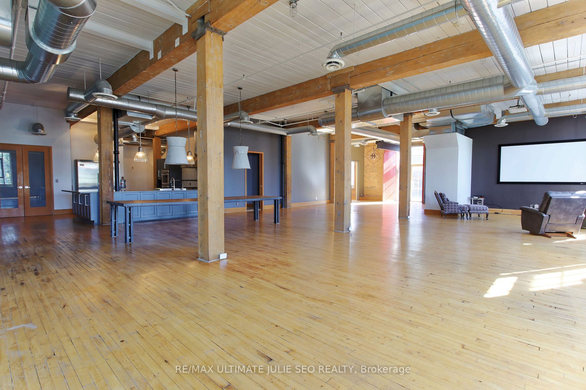 1135 Dundas St E