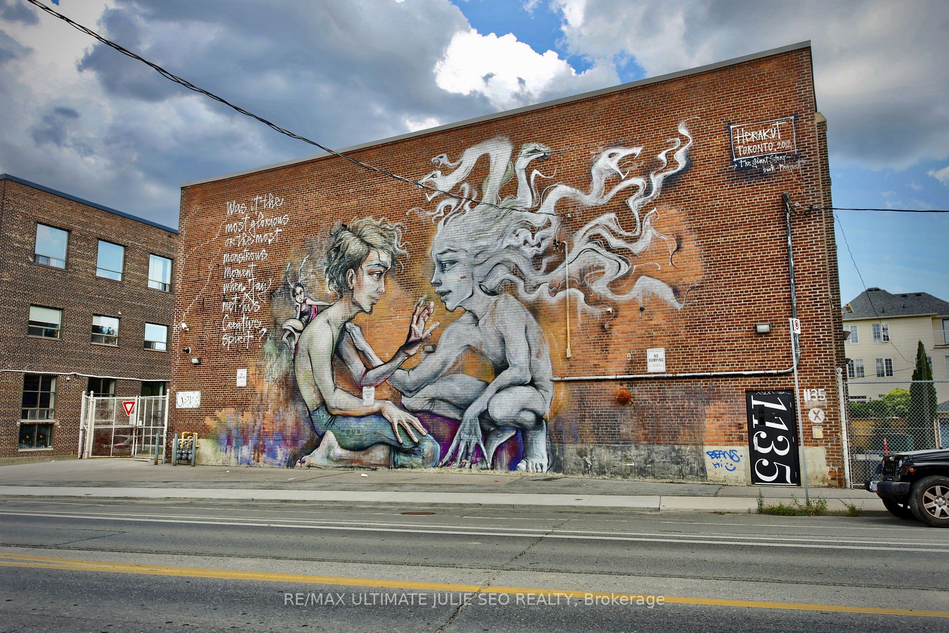 1135 Dundas St E