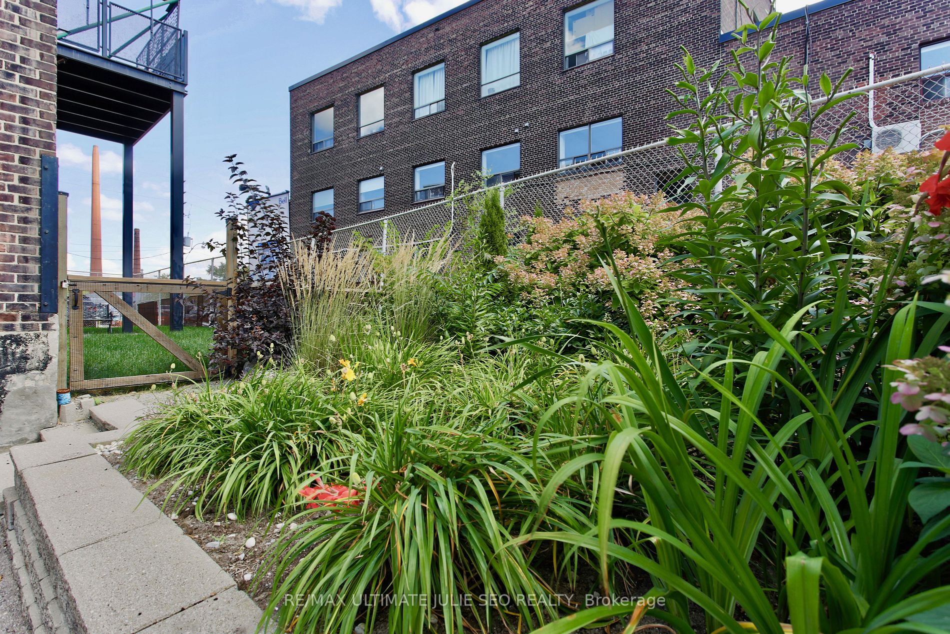 1135 Dundas St E