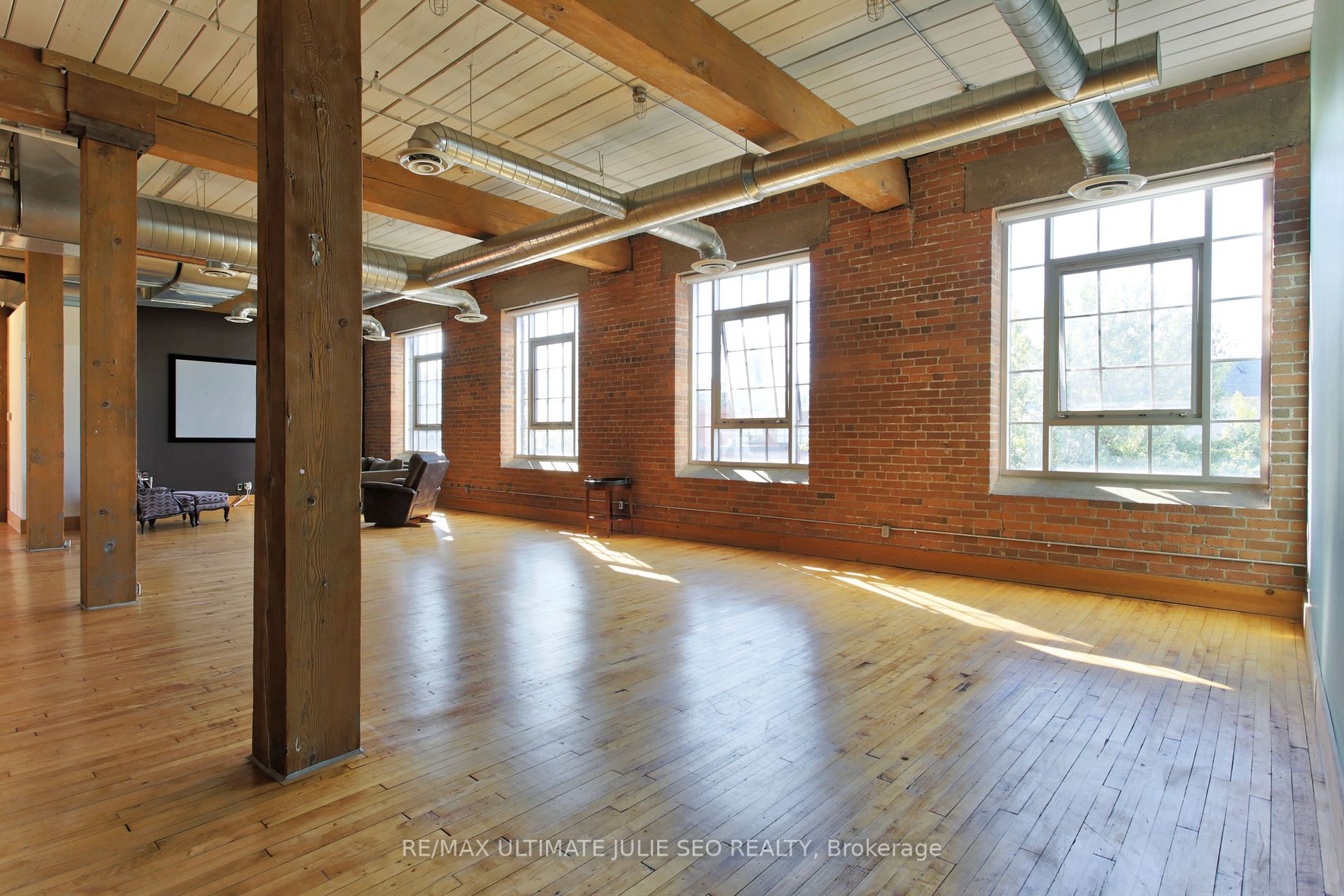 1135 Dundas St E