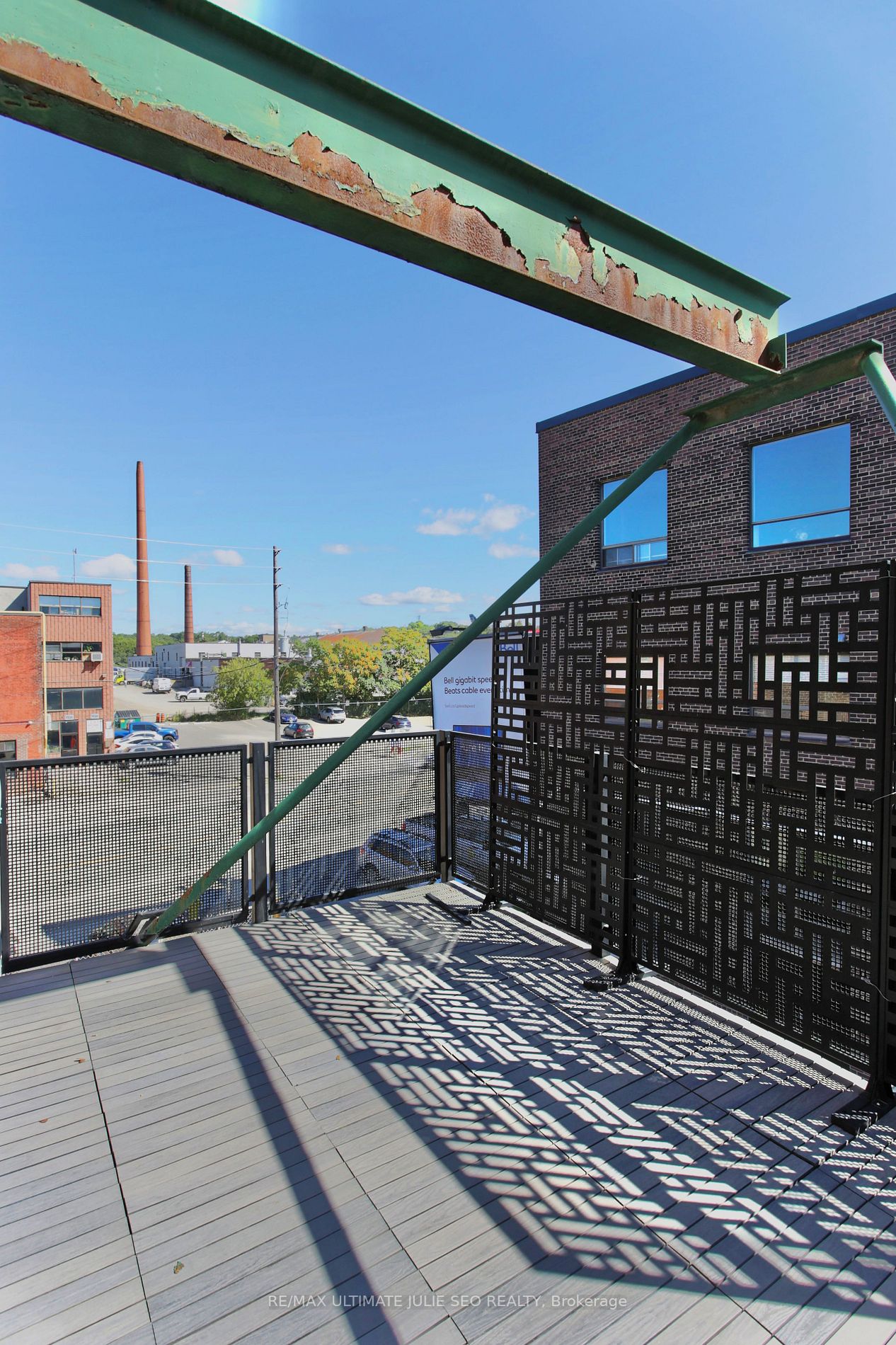 1135 Dundas St E