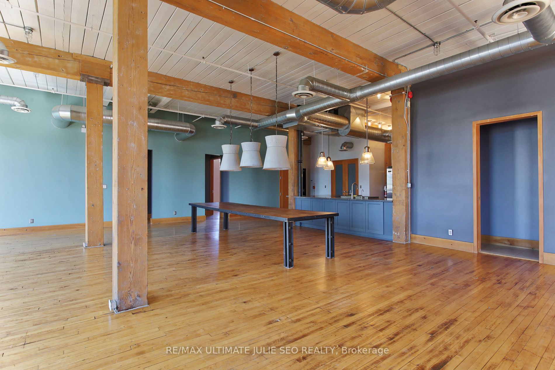 1135 Dundas St E