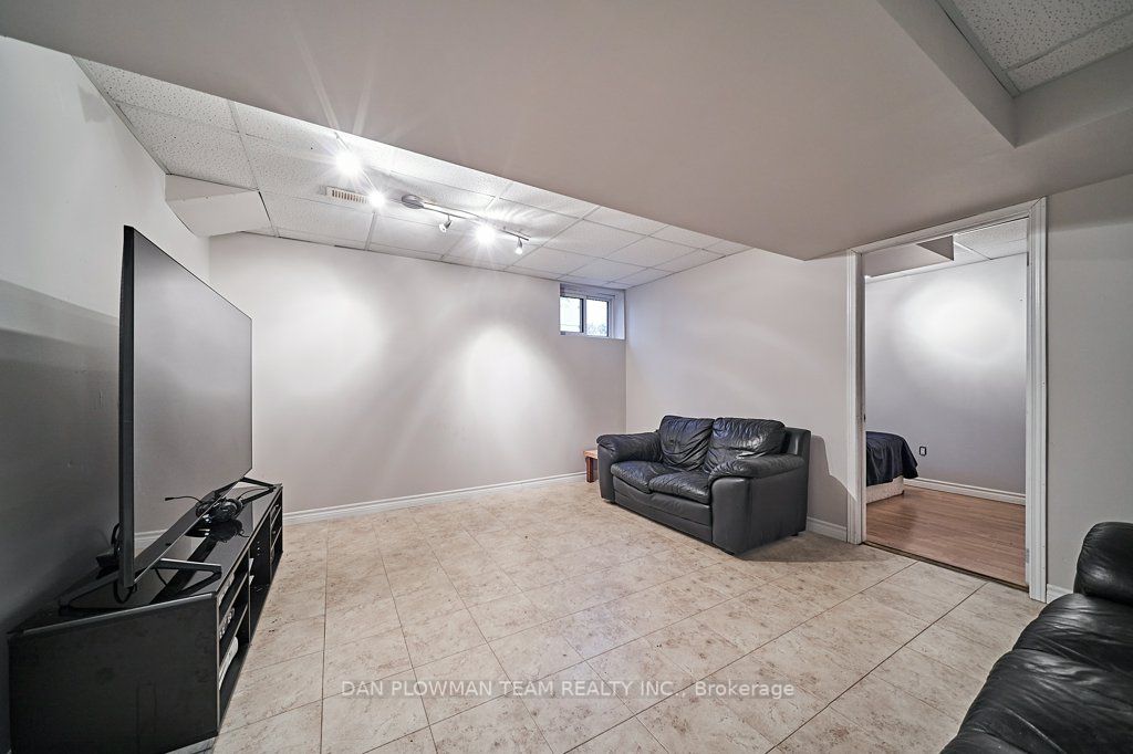 714 Pickering Beach Rd