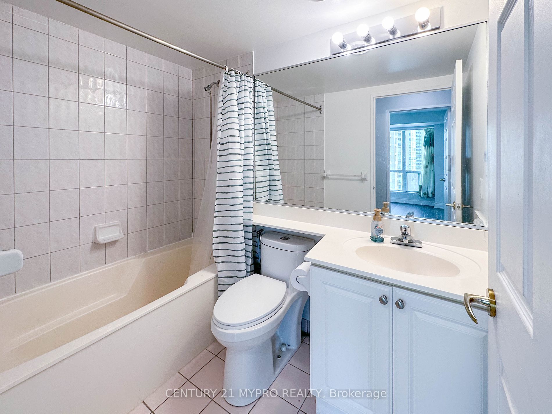 8 Lee Centre Drive #913