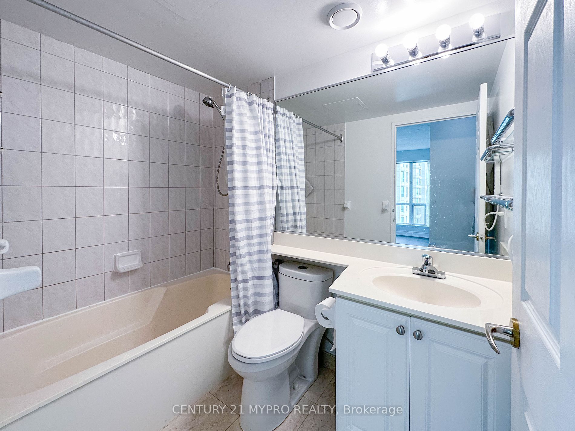 8 Lee Centre Drive #913