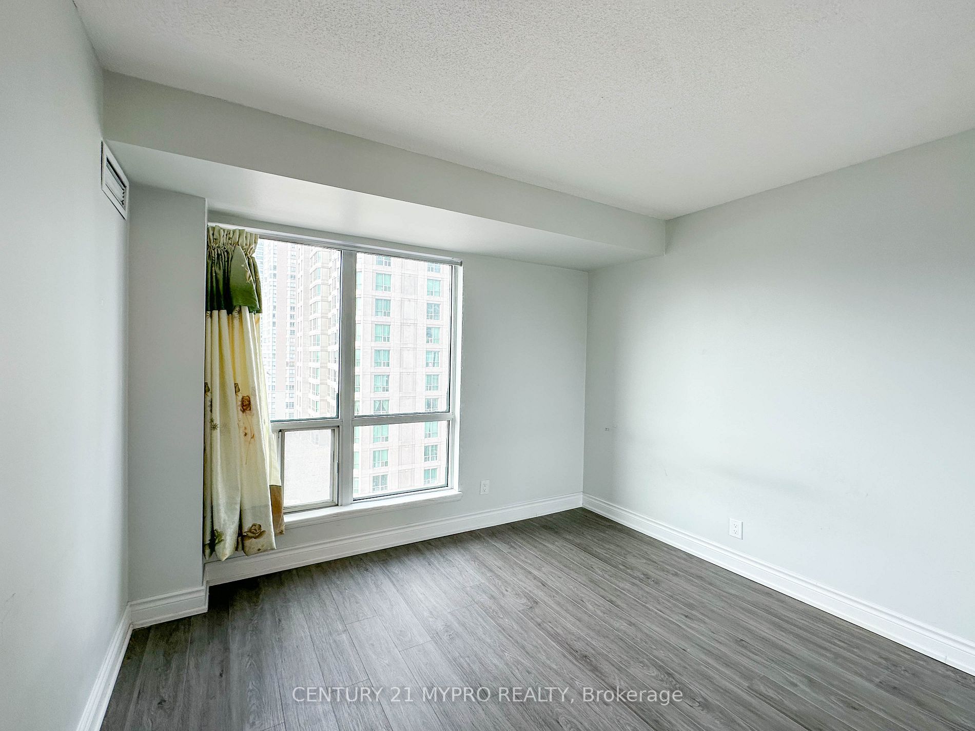 8 Lee Centre Drive #913