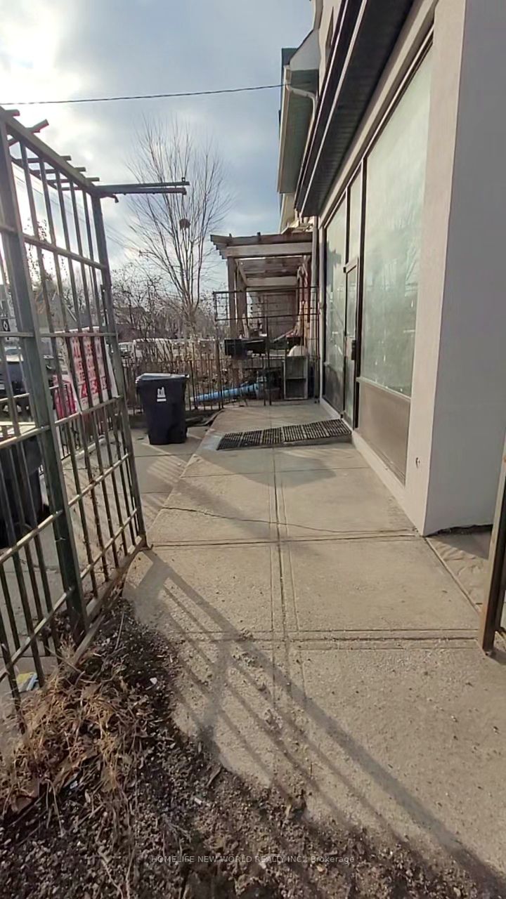 1842 Dundas St E