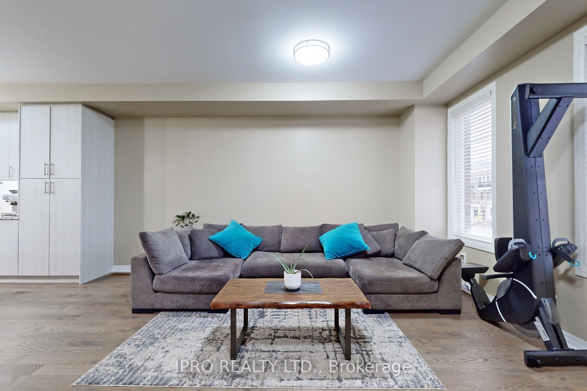 27 Clarington Blvd