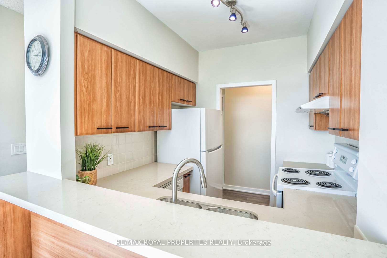 38 Lee Centre Dr, #Ph303