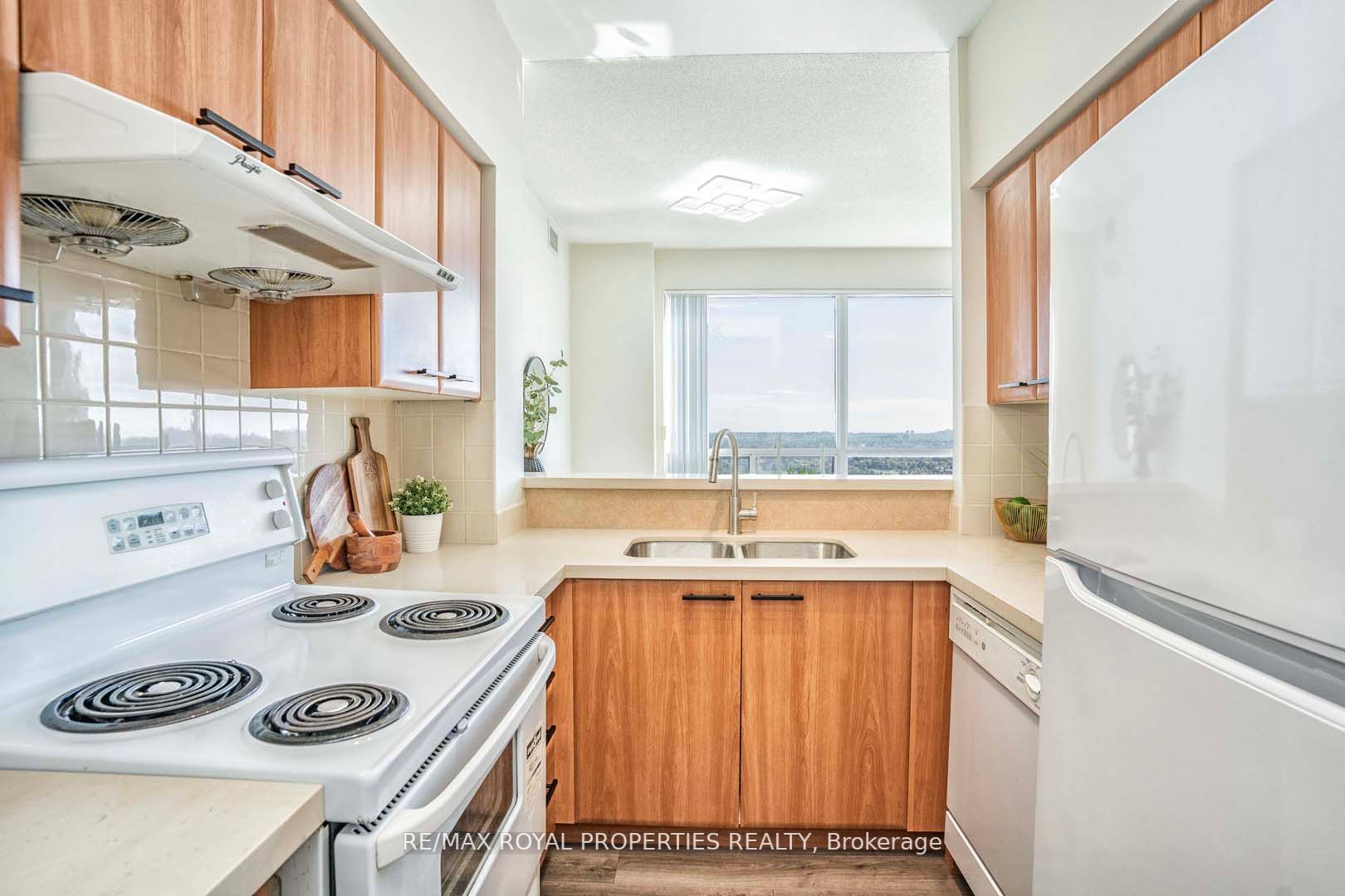 38 Lee Centre Dr, #Ph303