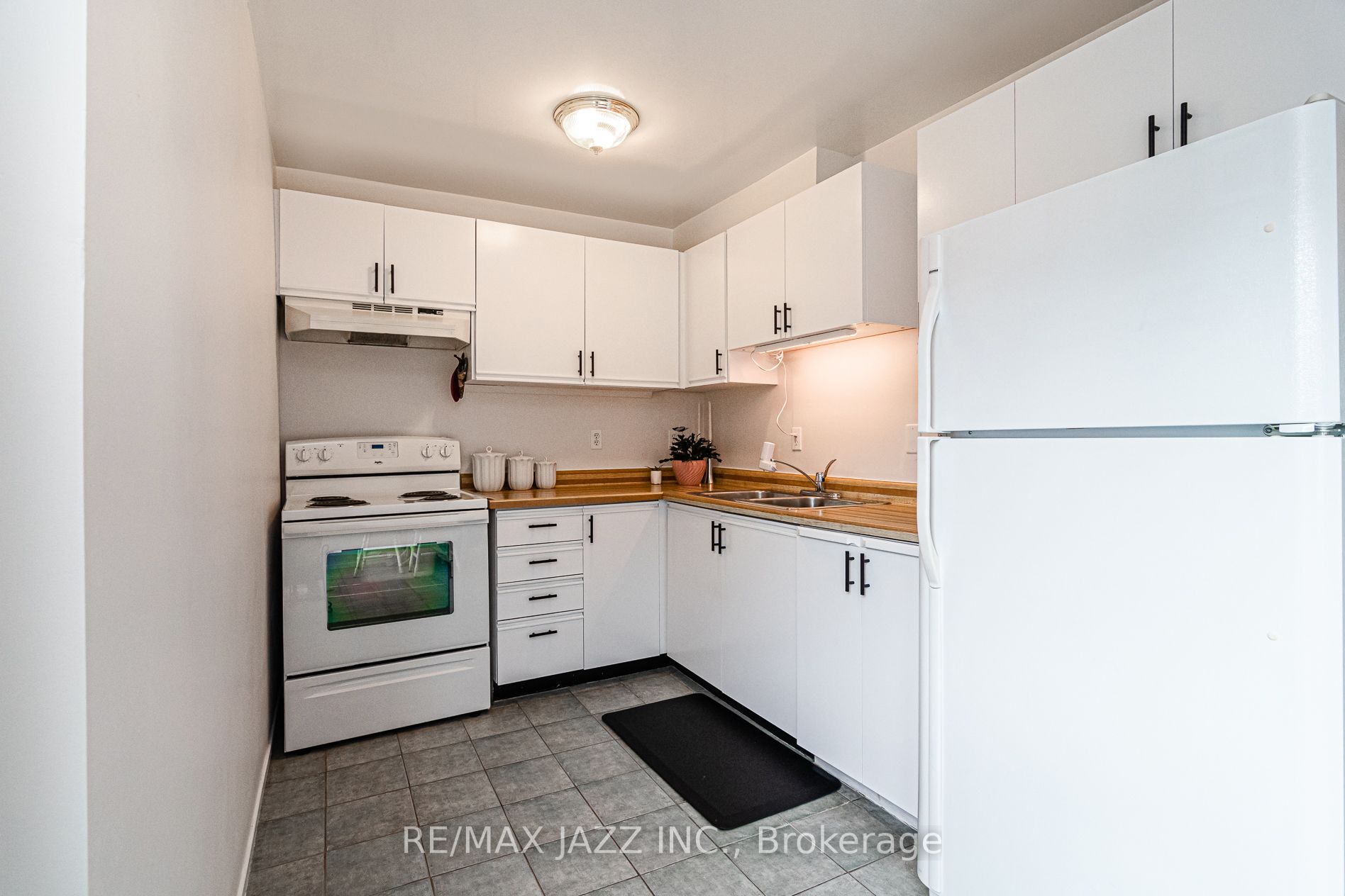 1133 Ritson Rd N, #17
