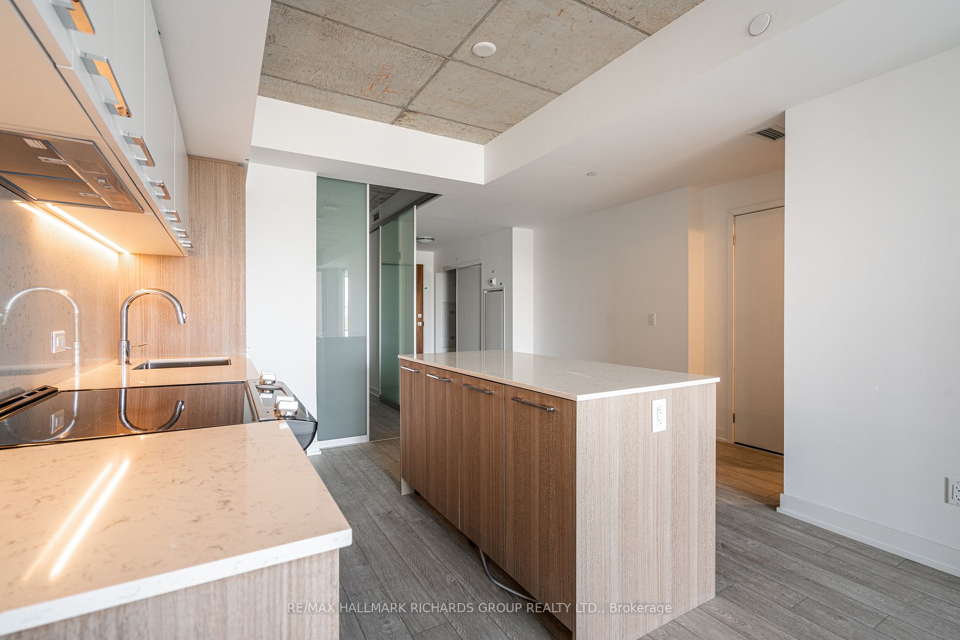 665 Queen St E, #401