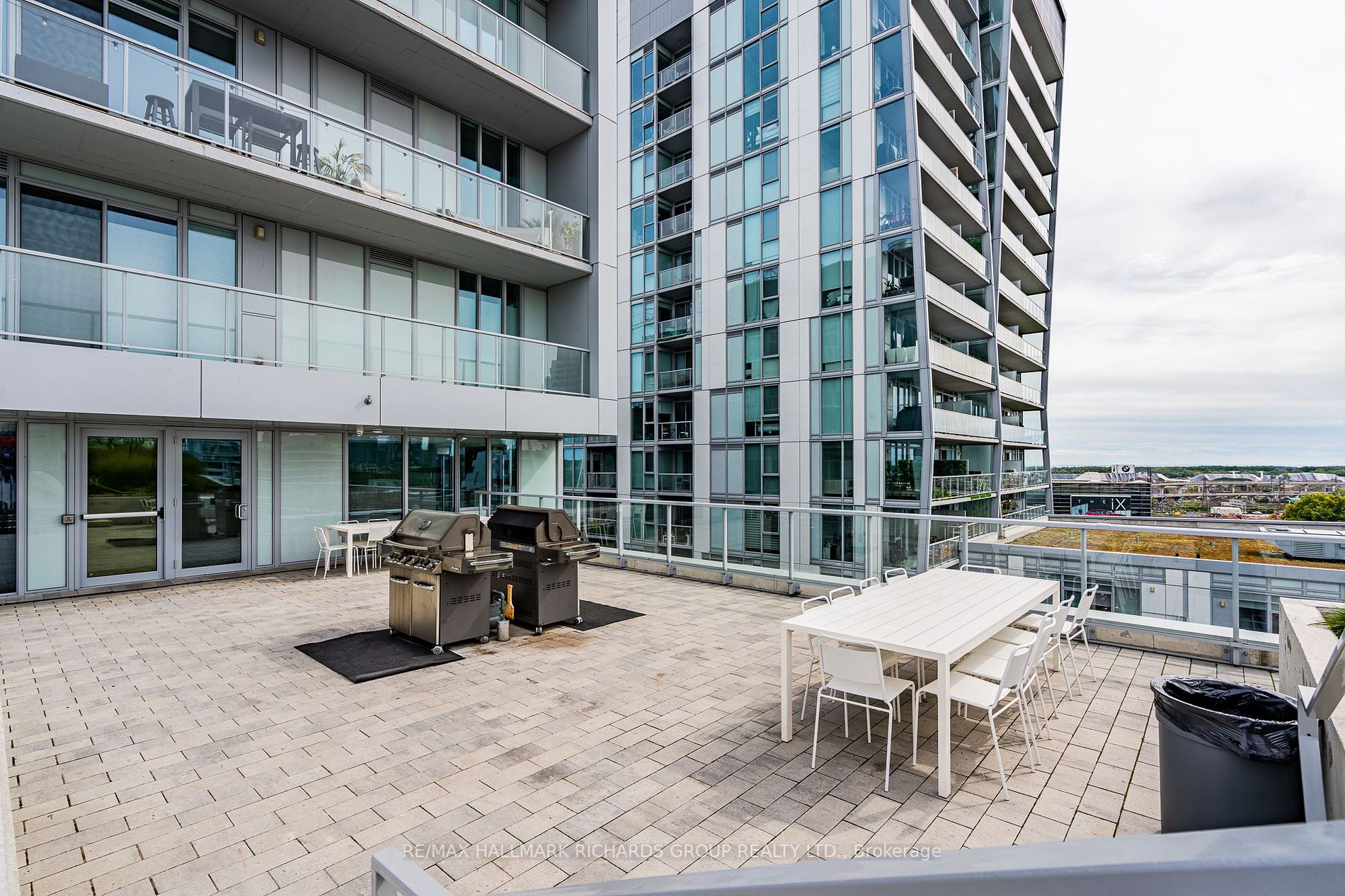 665 Queen St E, #401