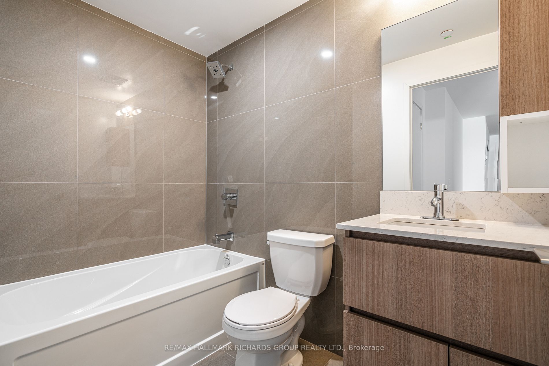 665 Queen St E, #401
