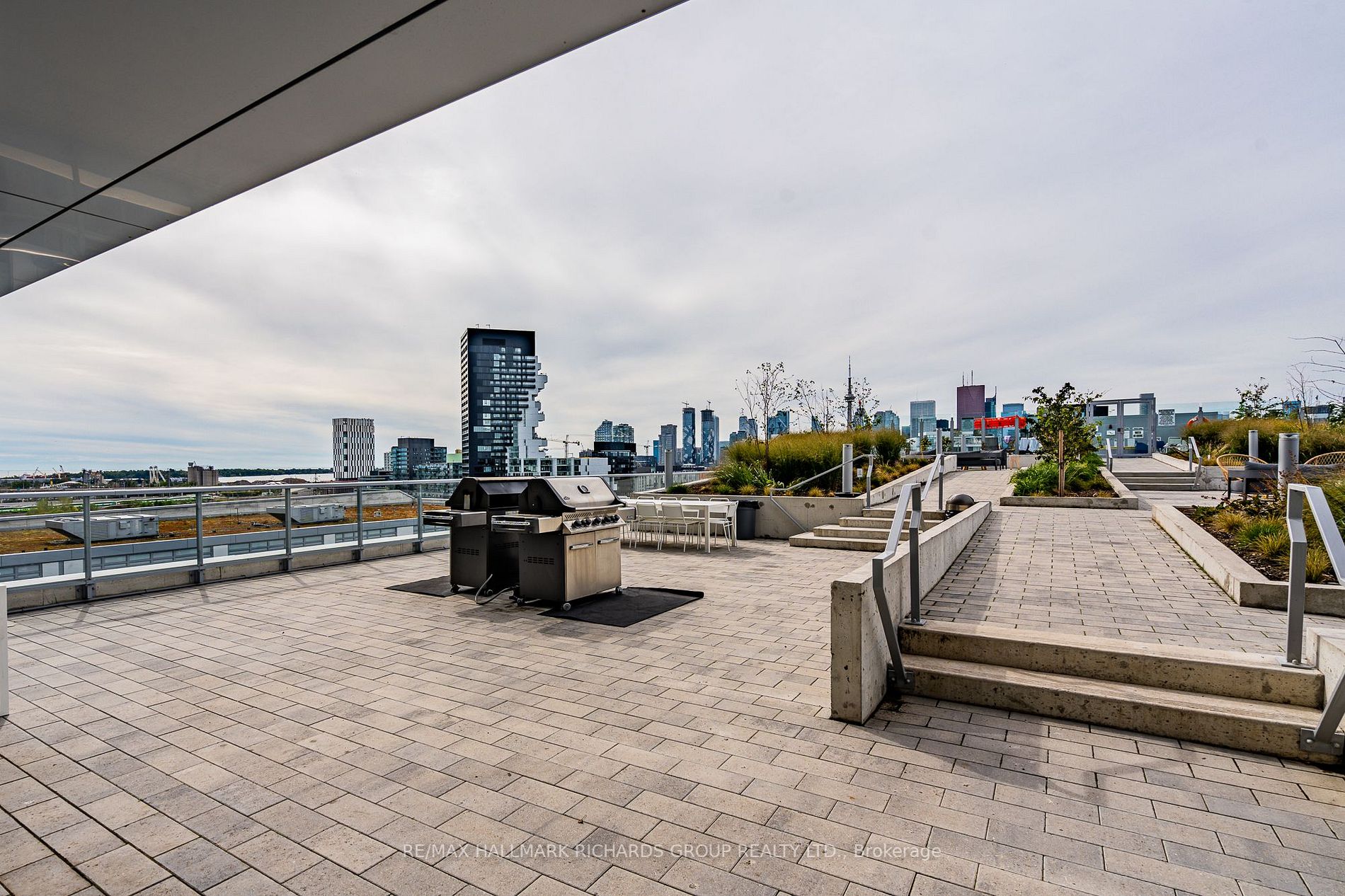 665 Queen St E, #401