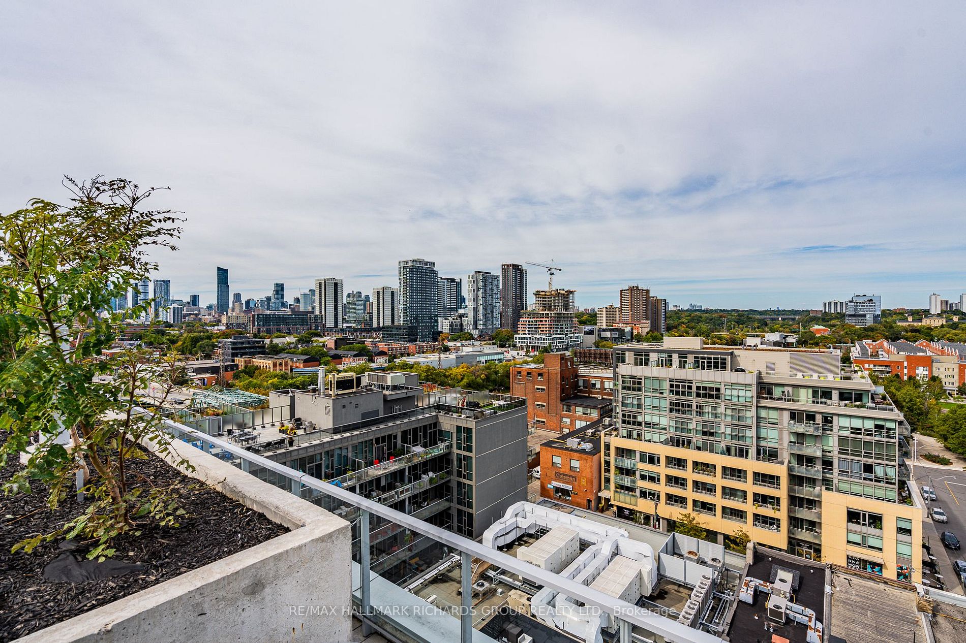 665 Queen St E, #401