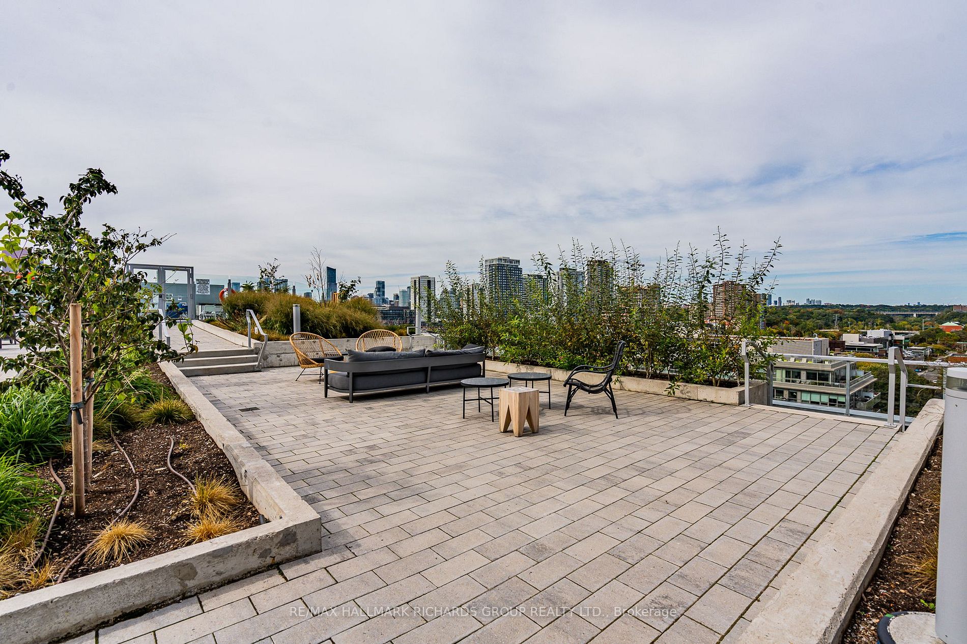 665 Queen St E, #401